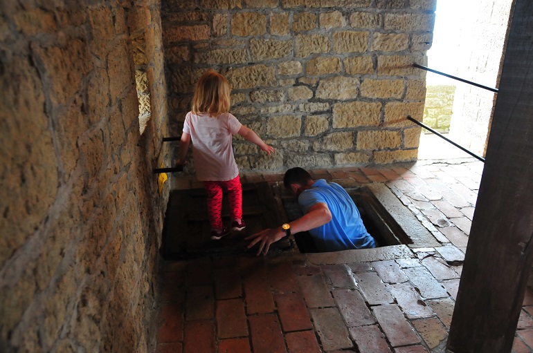 Hole in the floor - Castello della Guiata - San Marino